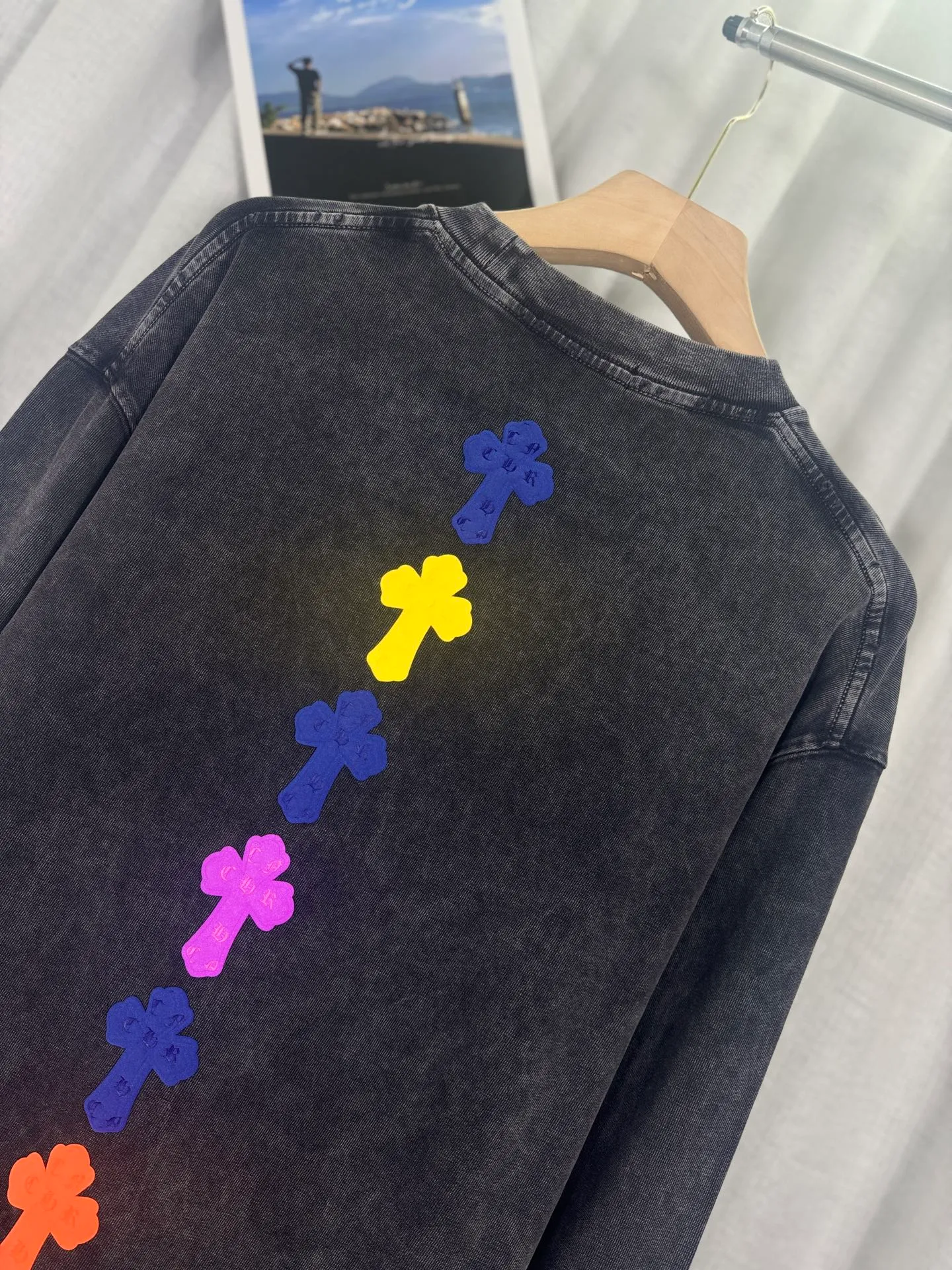 P250 top version, real shot without P, ​​different from market currency) 𝗖𝗵𝗿𝗼𝗺𝗲 𝗛𝗲𝗮𝗿𝘁𝘀/Cro Heart 2025 Autumn and Winter Horseshoe Cross Sticker 3D Glue Couple Casual Long Sleeve 👑The highest version! Customized fabric 320g fabric! Horseshoe cross printing 3D hot glue! The best-selling model in the counter, very comfortable to wear. Accessories: original molded and authenticated collar label➕100% silk wash label. Genuine purchase-grade original hangtag➕matching hanging rope➕3D hanging beads➕original packaging bag. Craftsmanship: The original version has consistent wiring! The highest version of the armhole matching technique! Color: Blue Black Size: S M L XL Style No.: 5175